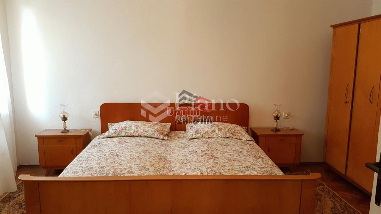 Dvosobna namještena kuća u blizini centra